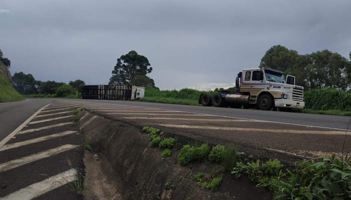 Guaraniaçu – Container se desprende e tomba próximo ao trevo de acesso a Diamante do Sul